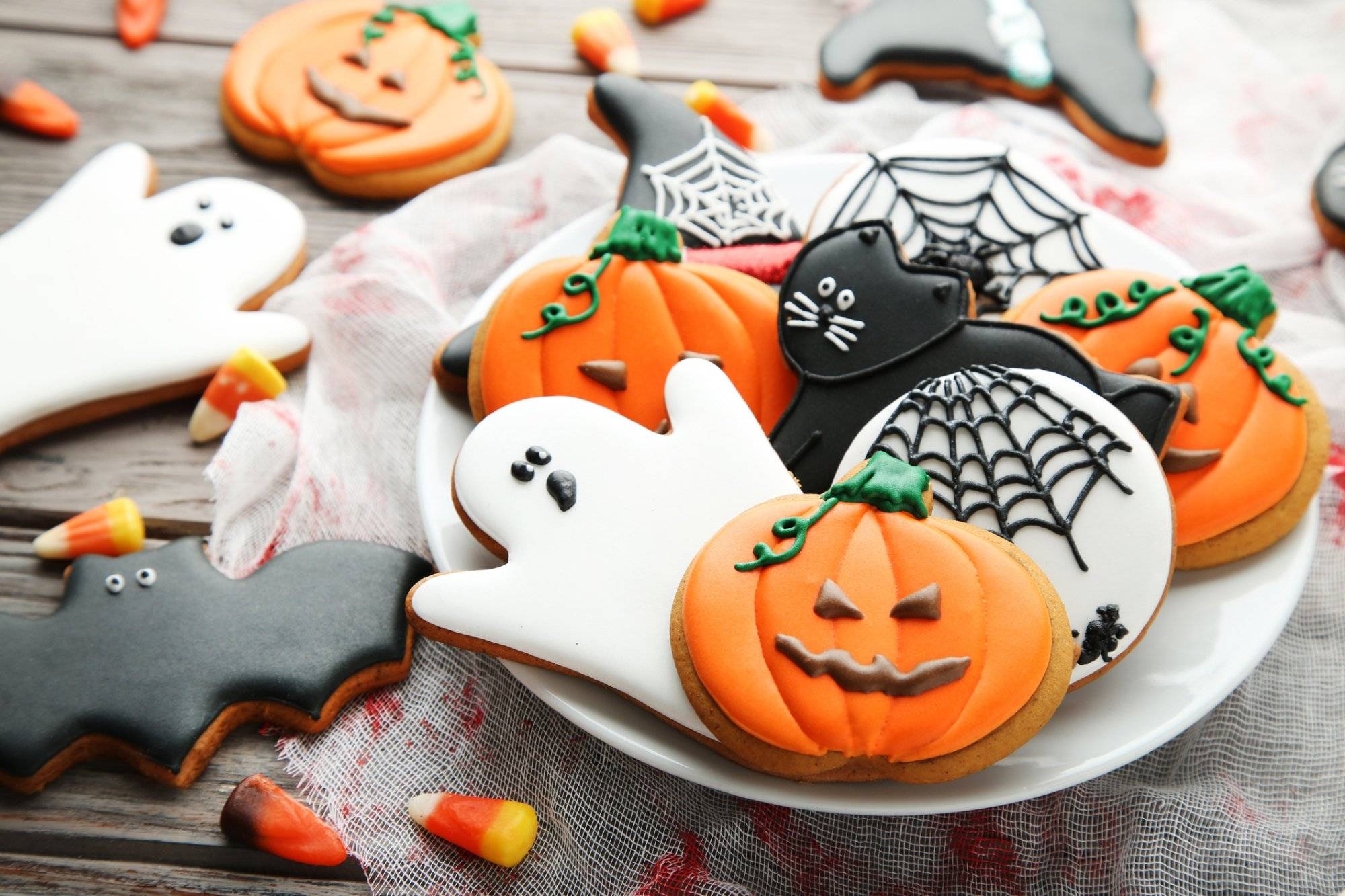 Halloween gingerbread cookies in plate on wooden table